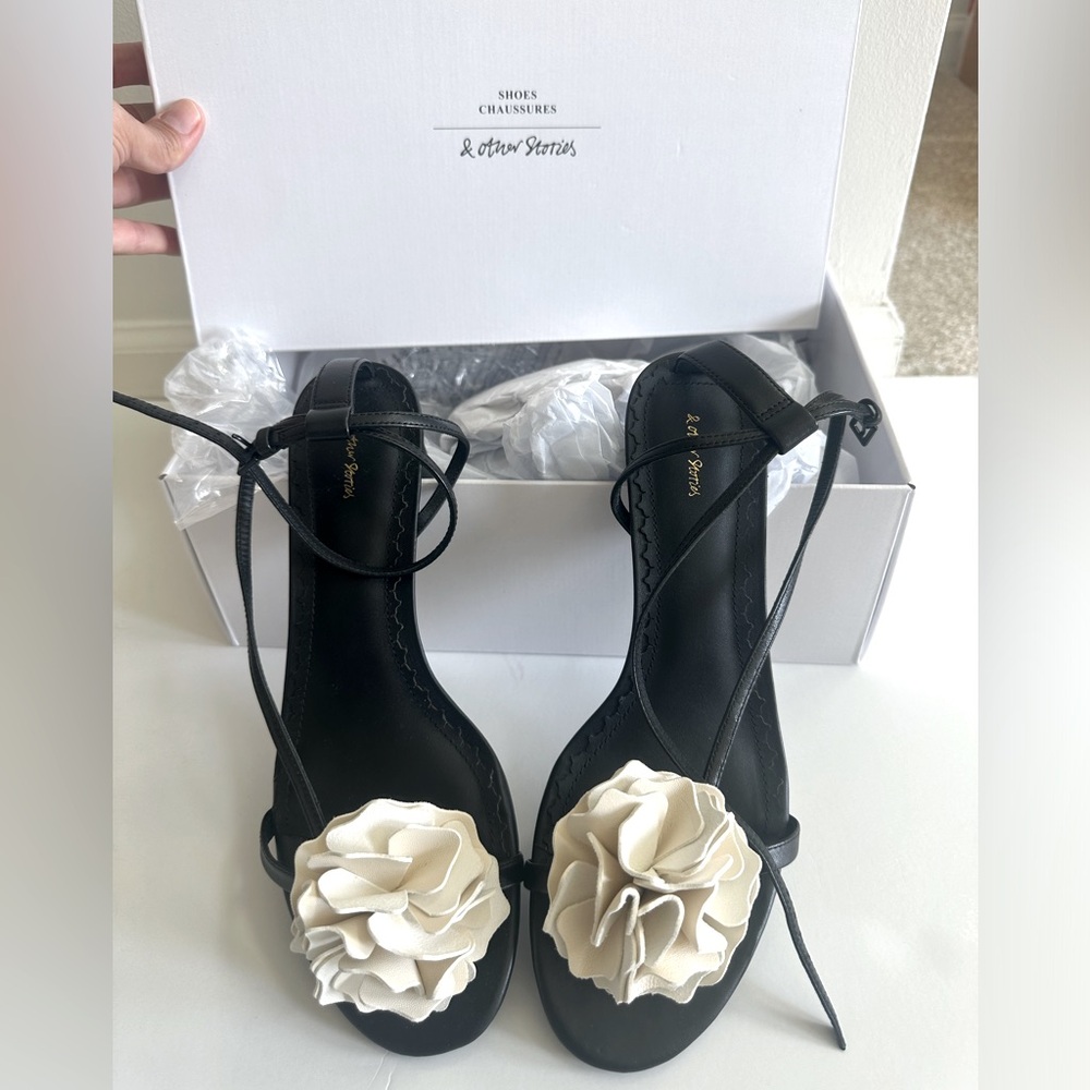& Other Stories
Women's Natural Strappy Leather Sandals with flower